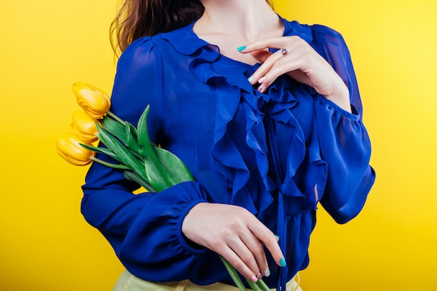 Mujer elegante moderna con traje de primavera