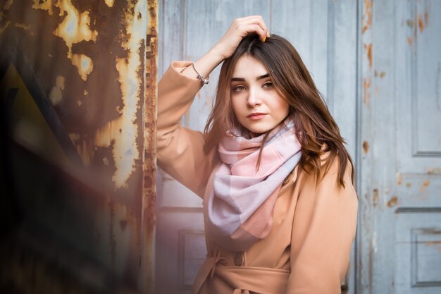 Mujer elegante en el parque otoño