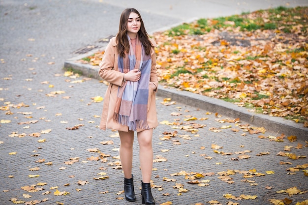 Mujer elegante en el parque otoño