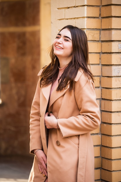 Mujer elegante en el parque otoño