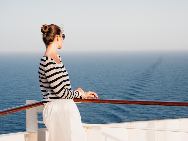 Mujer elegante de pie en la cubierta vacía