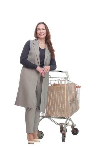 Mujer elegante en pleno crecimiento con un carrito de compras