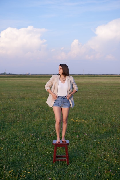 Mujer elegante posando en el campo