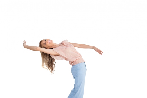 Mujer elegante en posición clásica de baile