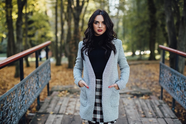 Mujer elegante en el puente