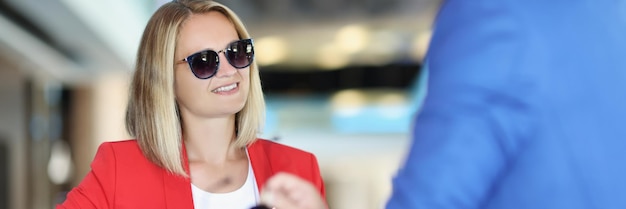 Mujer elegante en reunión con consultor para obtener consejos sobre el tema