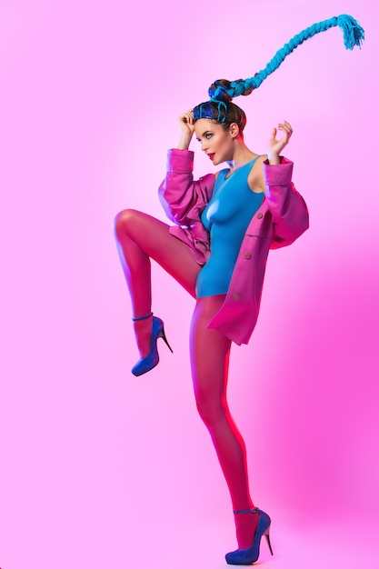 Mujer elegante en ropa rosa y azul