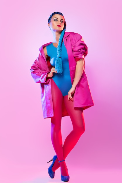 Mujer elegante en ropa rosa y azul