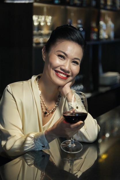 Mujer elegante, sentado, en, barra de bar