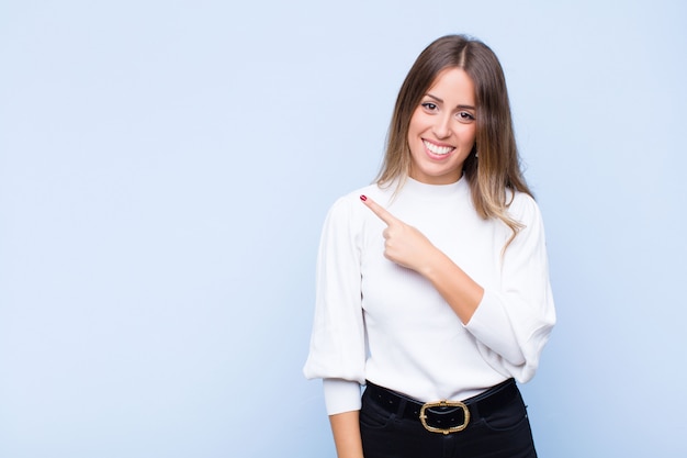 mujer elegante sentirse feliz y apuntando hacia un lado