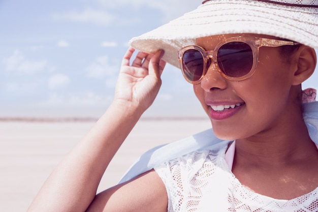 Mujer elegante con sombrero y gafas de sol