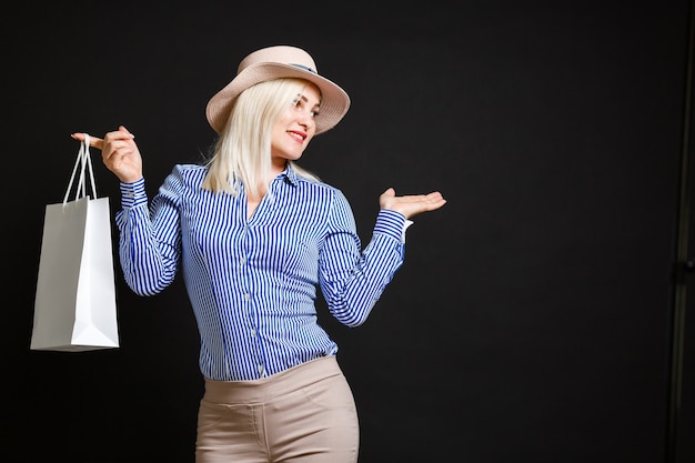 Mujer elegante sosteniendo bolsas de la compra, concepto de viernes negro