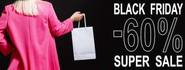 Mujer elegante sosteniendo bolsas de la compra, concepto de viernes negro