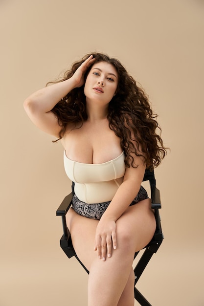 Una mujer elegante de talla plus muestra ropa interior a la moda en un entorno de estudio moderno
