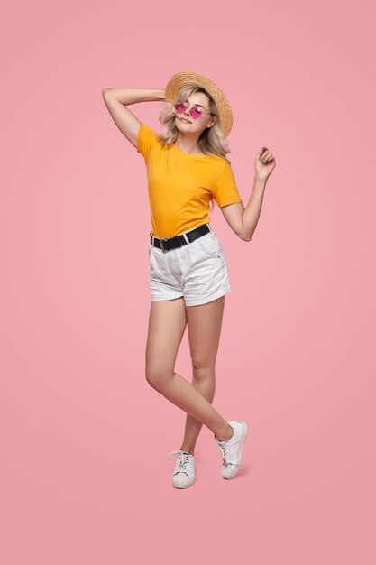 Mujer elegante en traje de verano en estudio