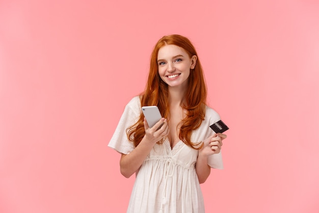 Mujer elegante usando un teléfono móvil y tarjeta de crédito