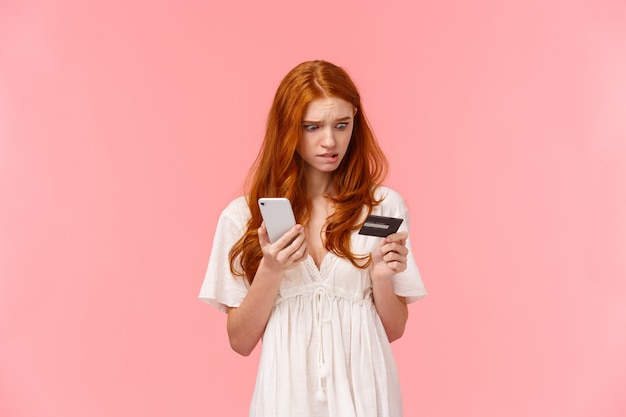 Mujer elegante usando un teléfono móvil y tarjeta de crédito