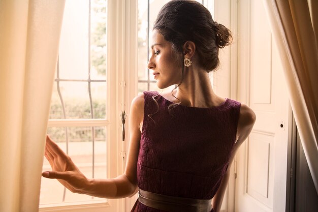 Mujer elegante en la ventana