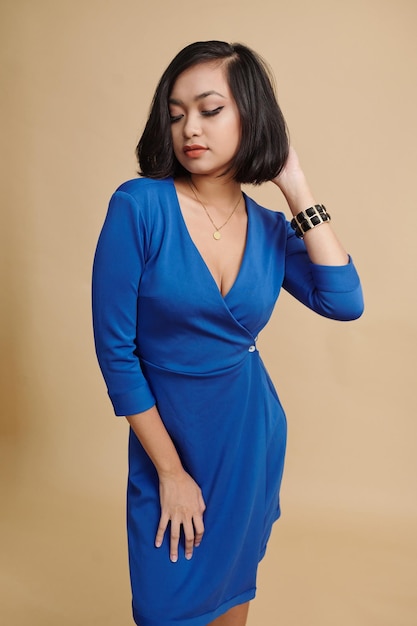 Mujer elegante en vestido azul