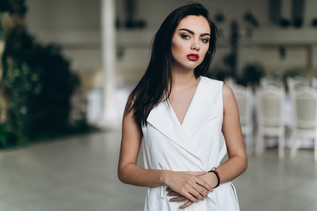 Mujer elegante en vestido blanco