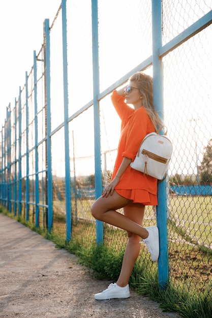 Mujer elegantemente vestida con gafas de sol