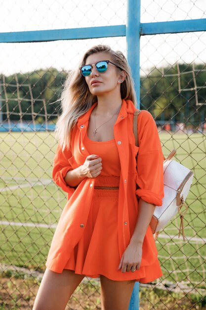 Mujer elegantemente vestida con gafas de sol