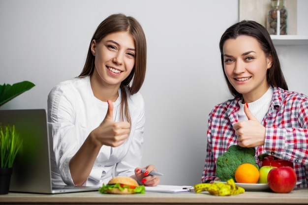 Foto la mujer elige entre alimentos saludables y nocivos.