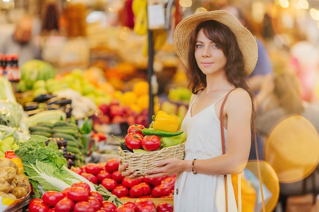 La mujer elige frutas y verduras en el mercado de alimentos.