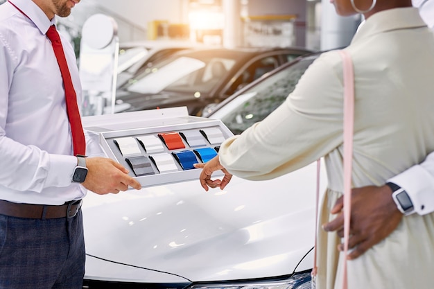 mujer elige el mejor color de su futuro coche