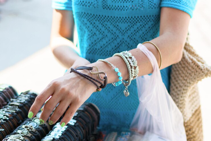 Foto una mujer elige una pulsera en su brazo.