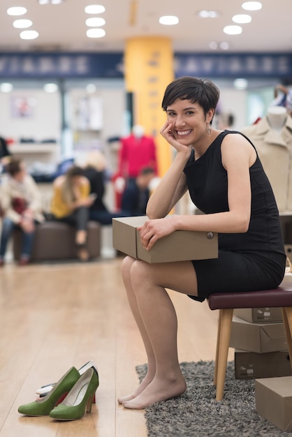 Mujer elige zapatos en la tienda de moda