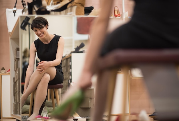 Mujer elige zapatos en la tienda de moda