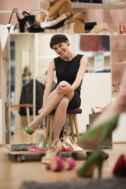 Mujer elige zapatos en la tienda de moda