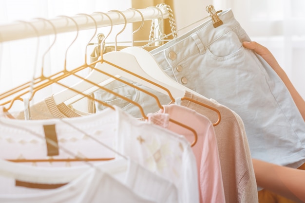 mujer eligiendo ropa en casa vestuario