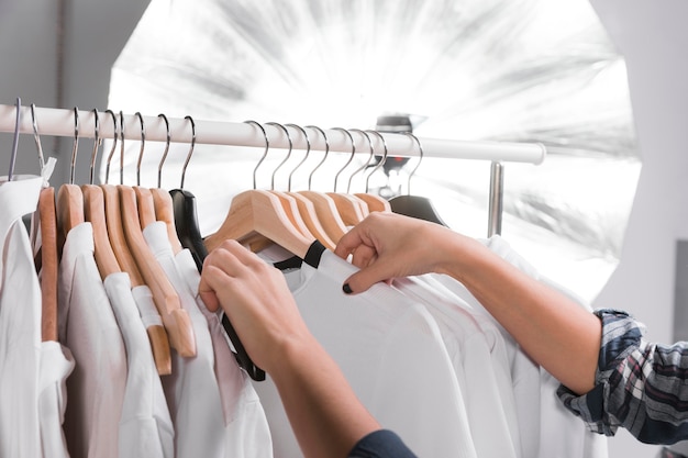 Mujer eligiendo ropa para una sesión de fotos