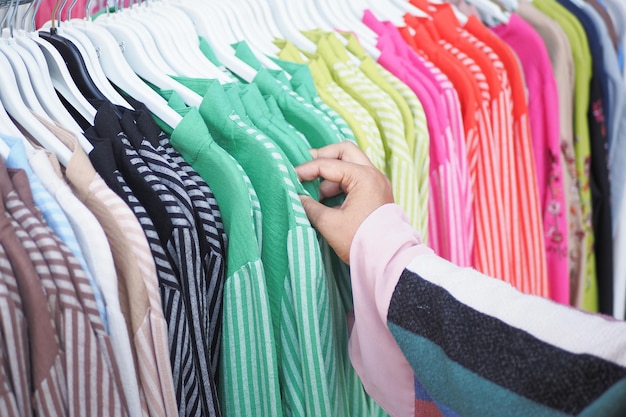 mujer eligiendo ropa en la tienda