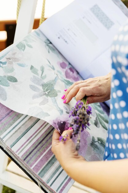 Mujer eligiendo tela para cortinas nuevas Niña sostiene un ramo de lavanda en sus manos Flores de lavanda fragantes