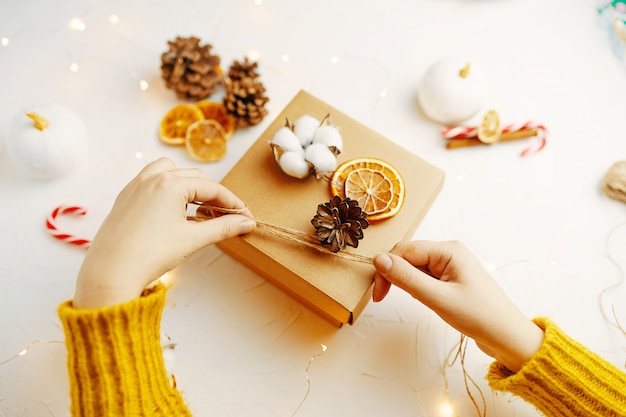 Mujer embalaje caja de regalo de Navidad.