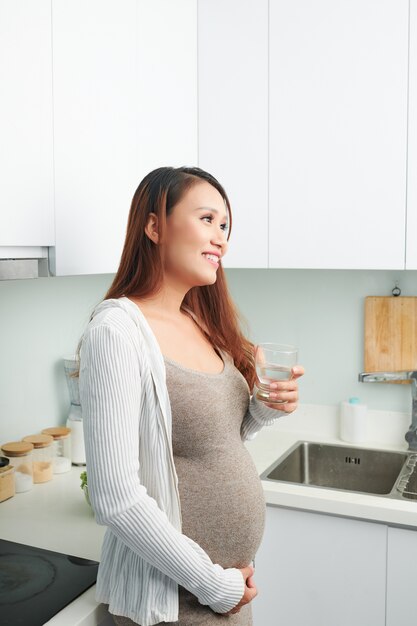 Mujer embarazada, agua potable