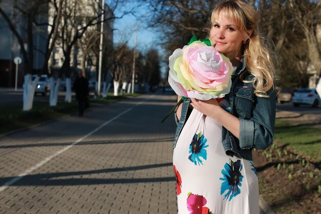 Mujer embarazada al aire libre primavera