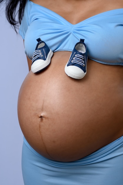 mujer embarazada, con, babys, zapato, en, vientre, aislado