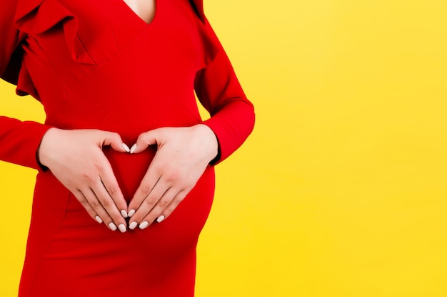 Mujer embarazada con barriga creciente