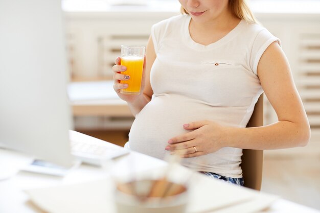 Mujer embarazada bebiendo jugo