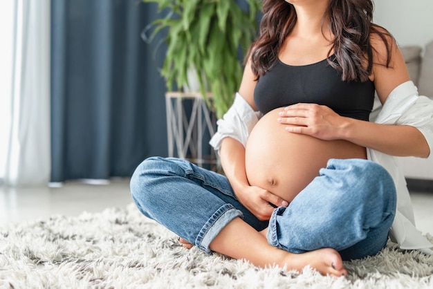 Mujer embarazada bonita en casa