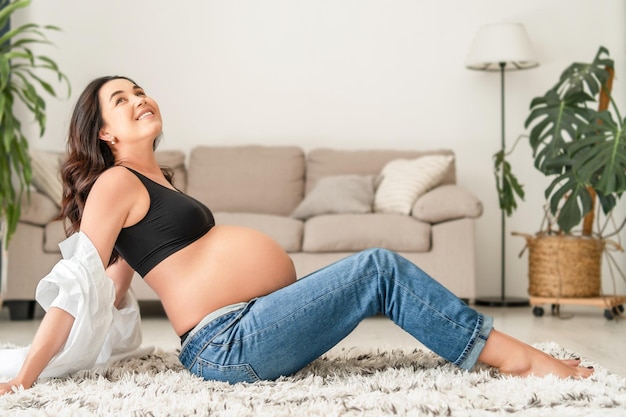Foto una mujer embarazada bonita en casa.