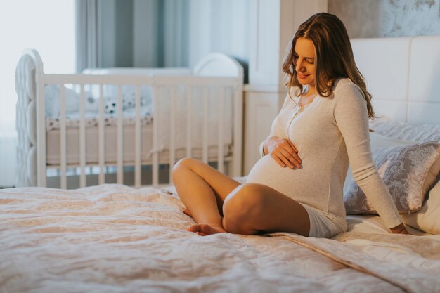 Mujer embarazada en la cama