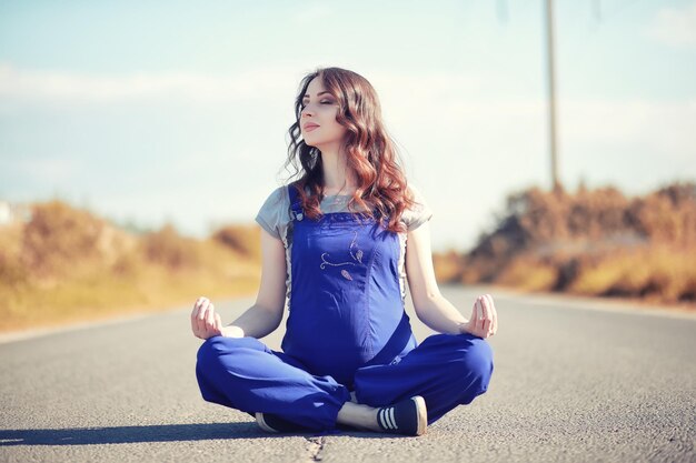 Mujer embarazada, en, el, camino, yoga