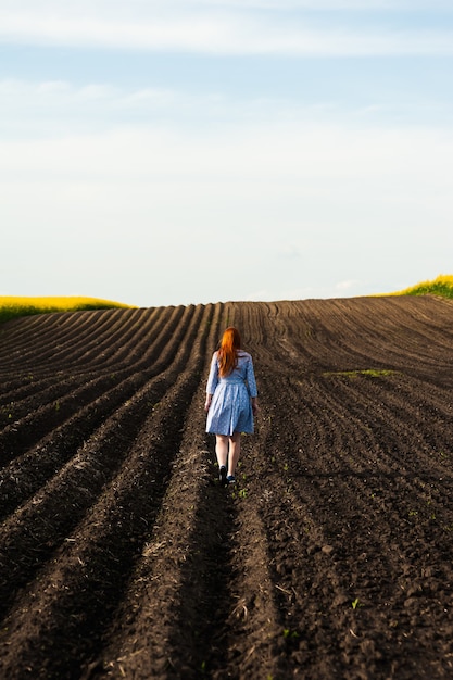 Mujer embarazada, en el campo