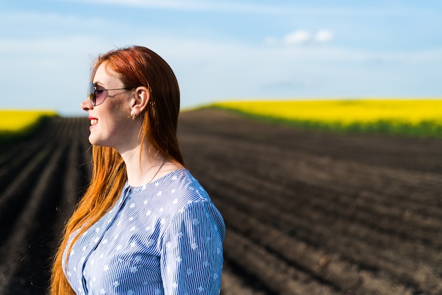 Mujer embarazada, en el campo