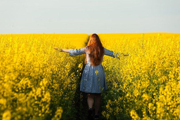 Mujer embarazada, en el campo